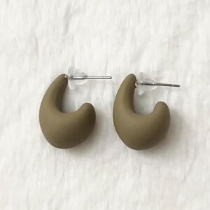 5/$15 🩷 MUST BUNDLE Matte Olive Hoop Earrings